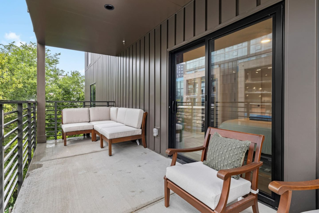 prime-location-heart-of-downtown-nashville-with-pool/