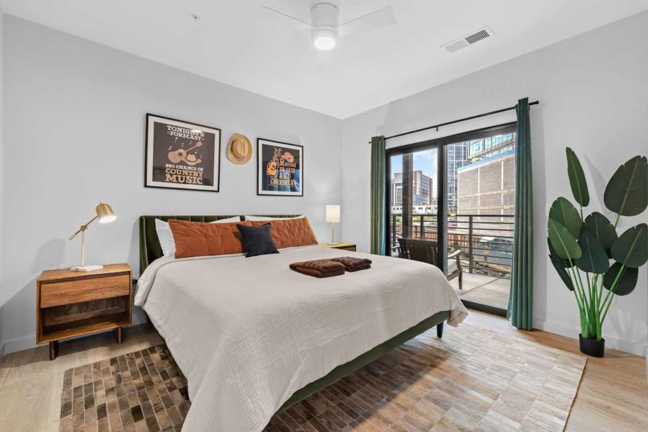 prime-location-heart-of-downtown-nashville-with-pool/