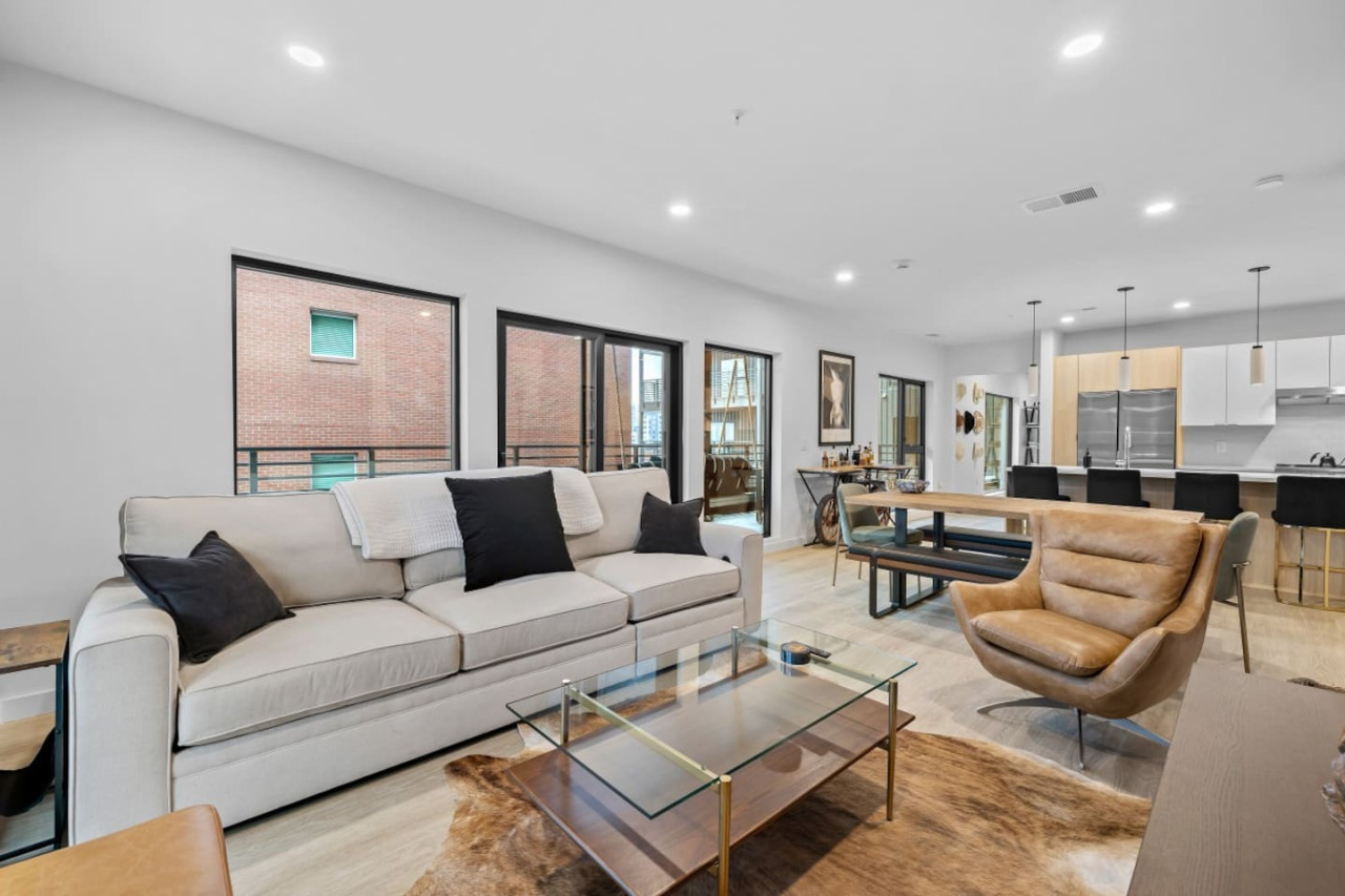 prime-location-heart-of-downtown-nashville-with-pool/