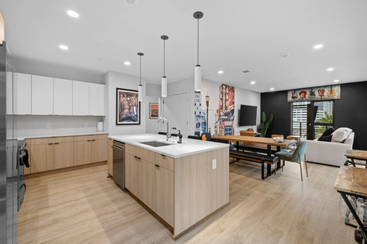 prime-location-heart-of-downtown-nashville-with-pool/