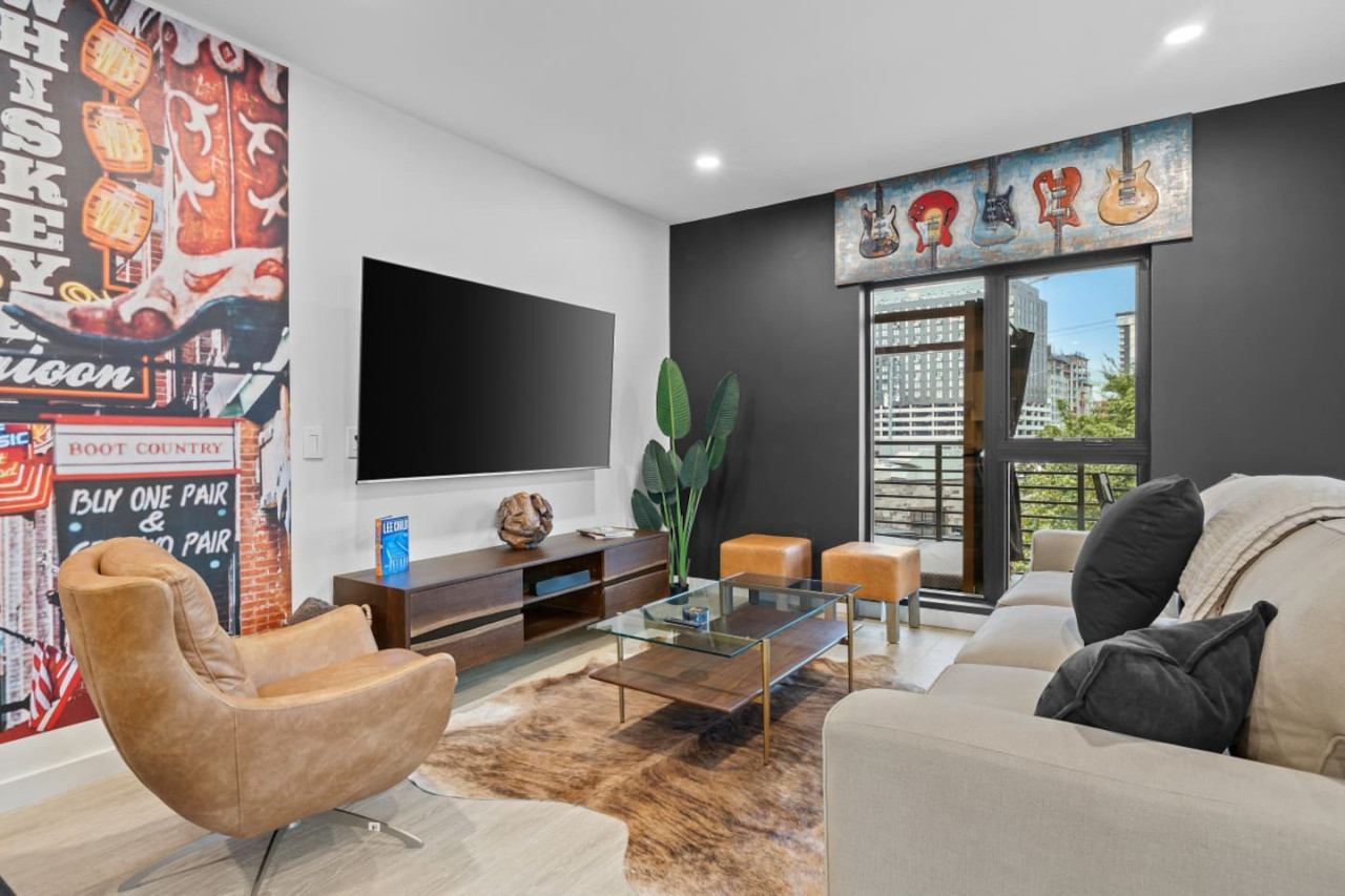 prime-location-heart-of-downtown-nashville-with-pool/