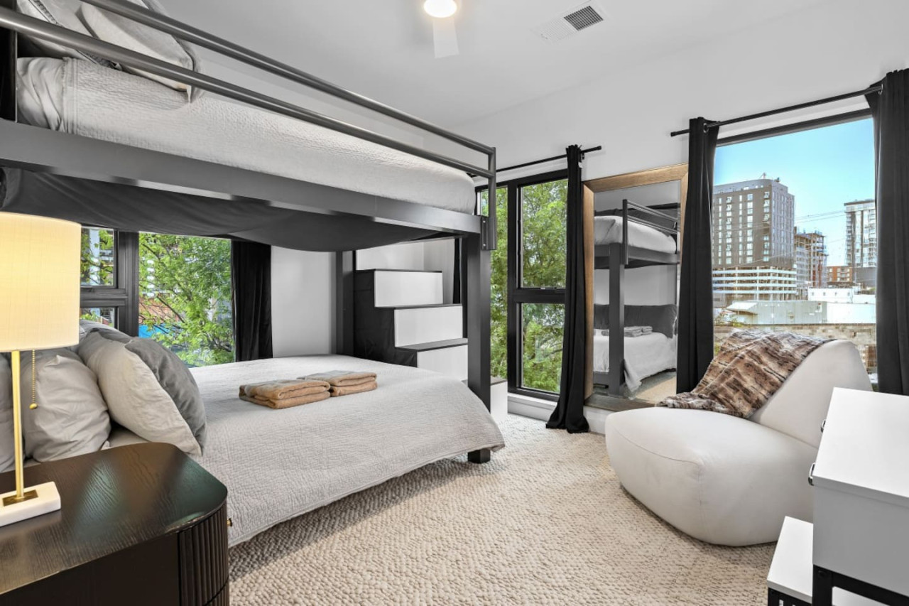 prime-location-heart-of-downtown-nashville-with-pool/