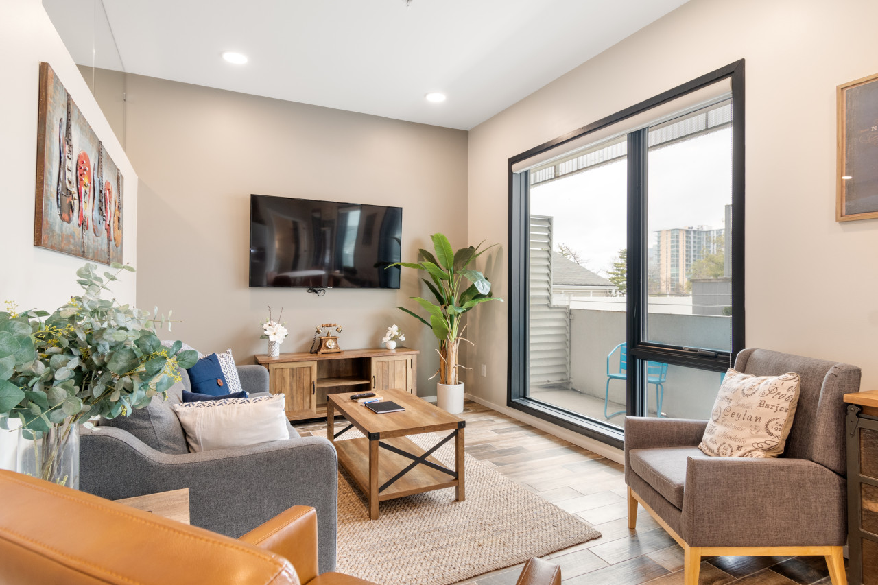 walk-to-gulch-or-illume-or-patio-*-pool-*-gym-access/