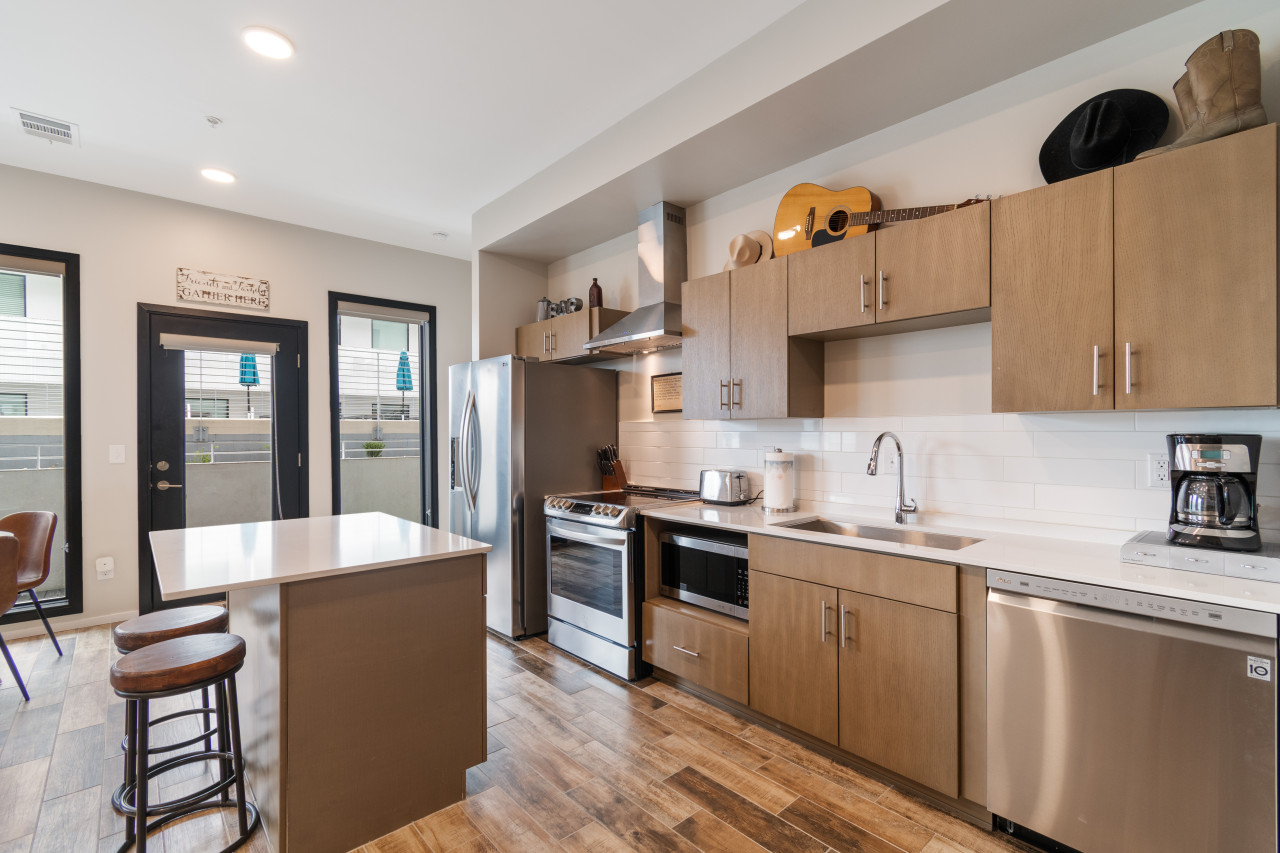 walk-to-gulch-or-illume-or-patio-*-pool-*-gym-access/