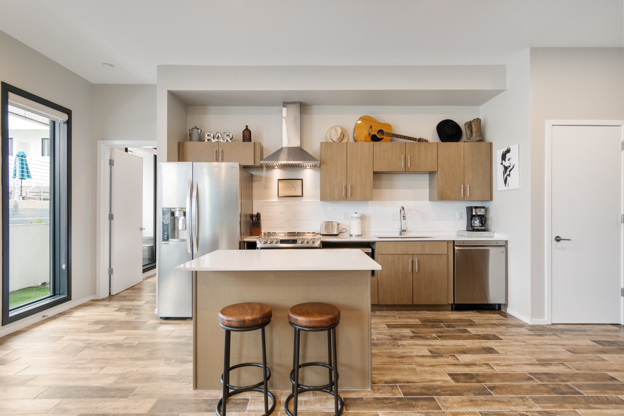 walk-to-gulch-or-illume-or-patio-*-pool-*-gym-access/