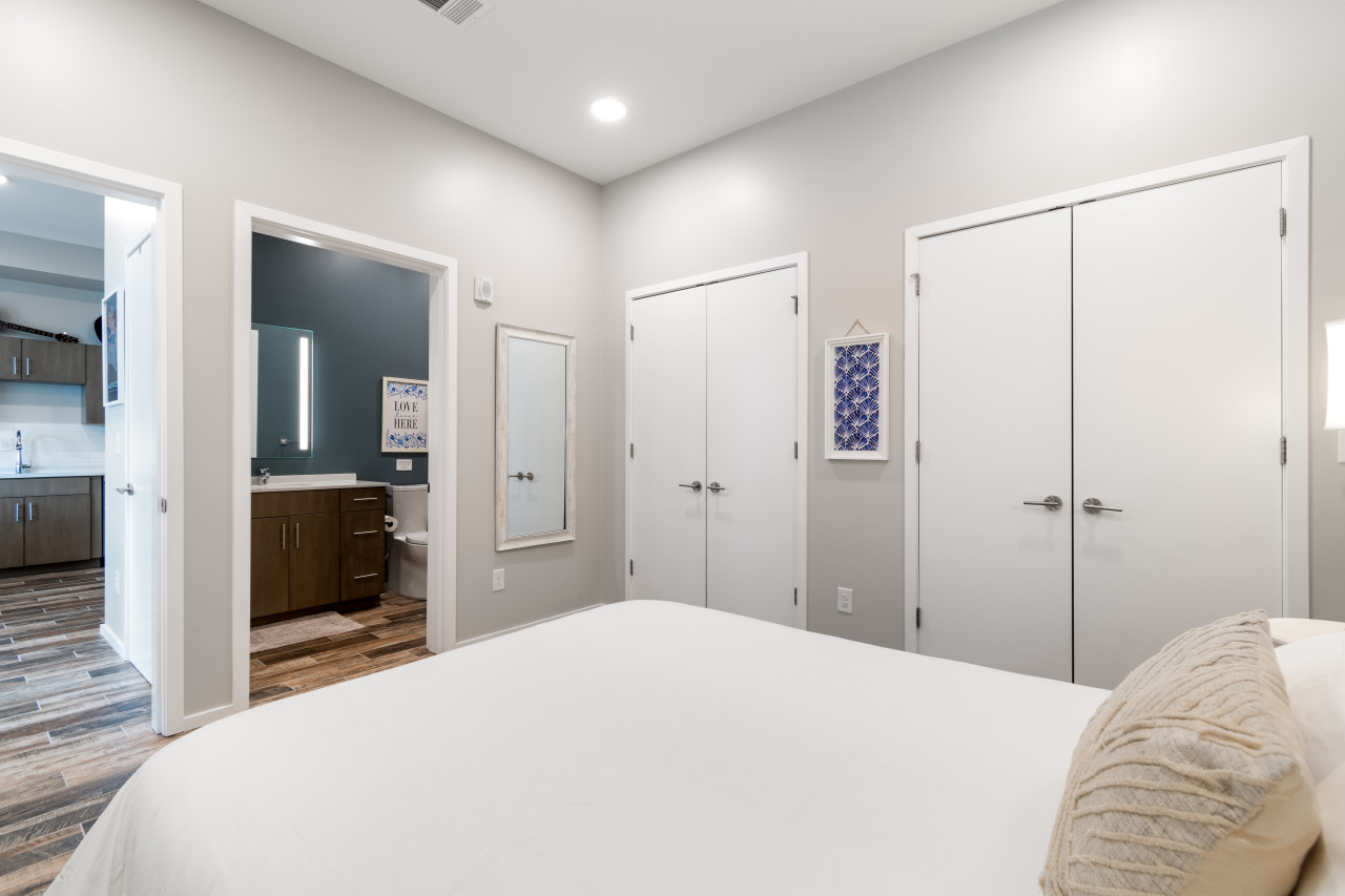 walk-to-gulch-or-illume-or-patio-*-pool-*-gym-access/