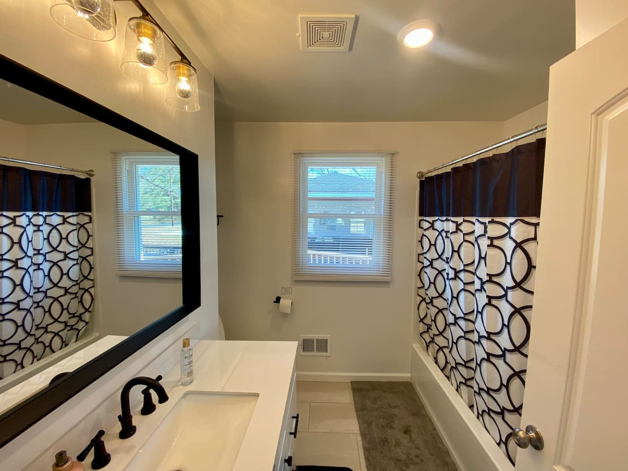 Bathroom 2 with Tub/shower