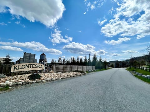 Mountain Views + Walk to Overlook Barn & Slopes! image 3