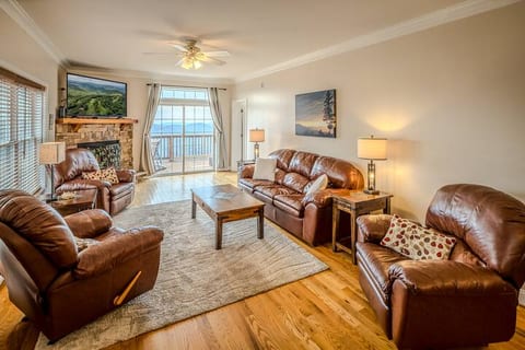 Mountain Views! Walk to Slopes & Downtown Beech! 