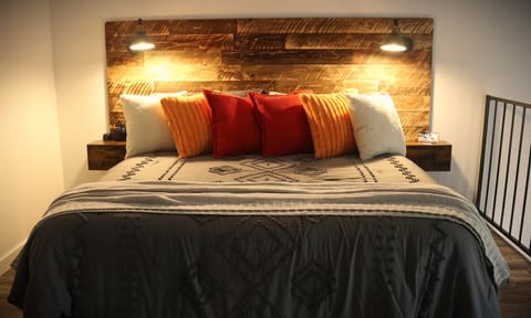 4 Guests, 1 Bed, Townhouse Loft, Euless
