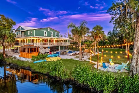 #1 Largest Tampa Private Compound · 13BR Sleeps 40+ · Heated Pool/Spa