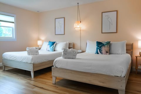 Lakeside Retreat-4plex Sleeps 20