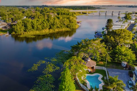 Lakeside Retreat-4plex Sleeps 20