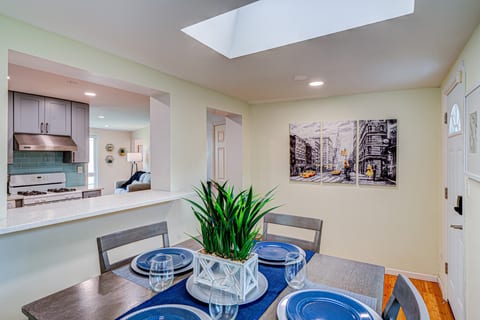 Cozy Home Sleeps 10 Lombard Chicago Suburb