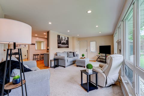 Cozy Home Sleeps 10 Lombard Chicago Suburb