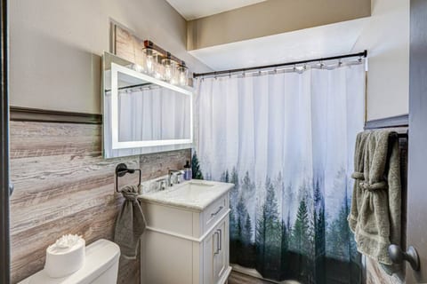 Top Rated Condo • King Bed • Safe Historic Location