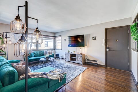 Top Rated Condo • King Bed • Safe Historic Location