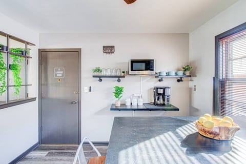 Top Rated Condo • King Bed • Safe Historic Location