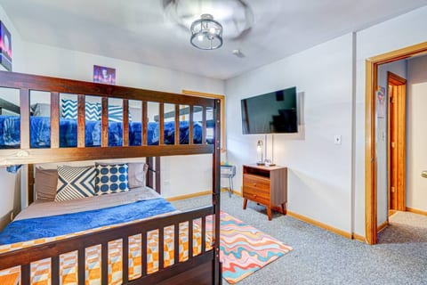 Elmwood Park 2 BR Condo (Great for Kids!)