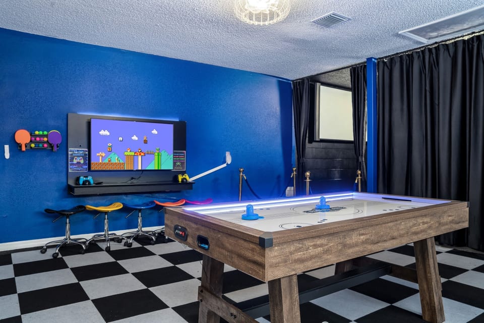 Sleeps 25 • Heated Pool • Indoor/Outdoor Games• Theater - Tampa