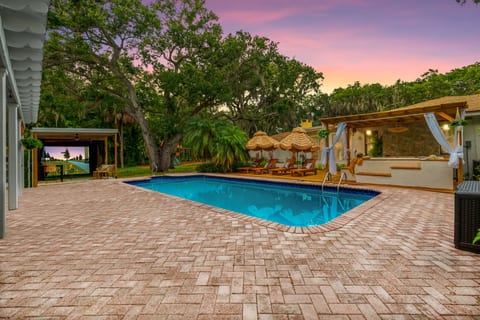9BR Heated Pool • Hot Tub • Golf Simulator