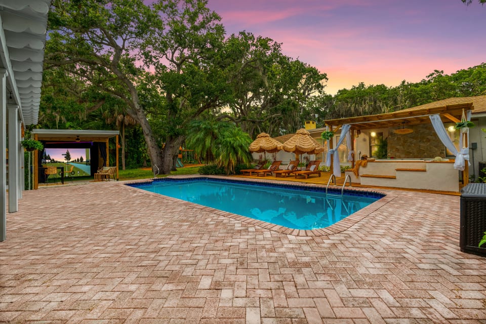 9BR Heated Pool • Hot Tub • Golf Simulator - Largo