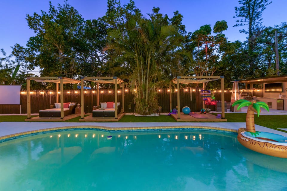 Sleeps 20 •  Heated Pool • Hot Tub • Outdoor Kitchen/Theater - Bradenton