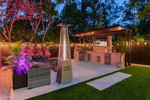 Sleeps 20 • Heated Pool • Hot Tub • Outdoor Kitchen/Theater