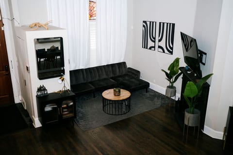 4 BR • Theater Room • Gym • Walk to Lincoln Park!