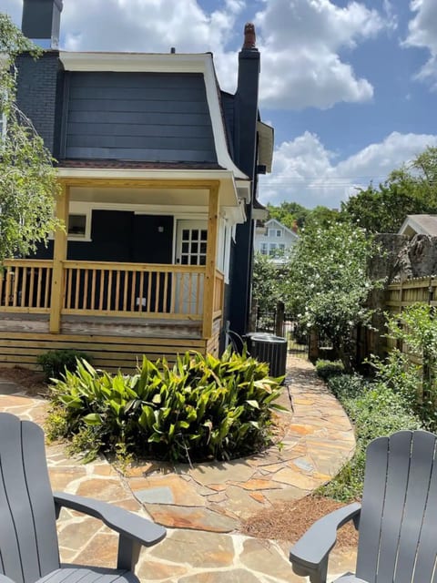 2BR Downtown Birmingham • King Bed • Smart TV •