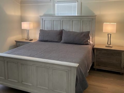 2BR Downtown Birmingham • King Bed • Smart TV •