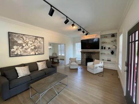 2BR Downtown Birmingham • King Bed • Smart TV •