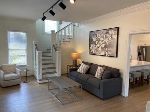 2BR Downtown Birmingham • King Bed • Smart TV •