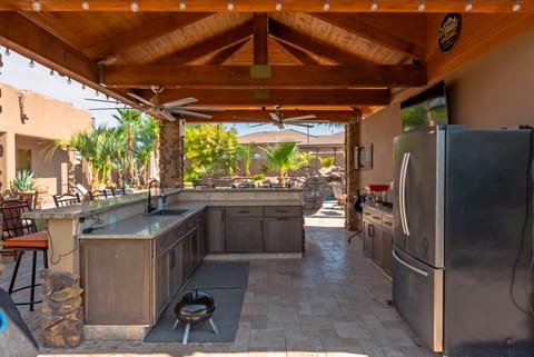 Sleeps 25 • Heated Pool and Spa • Pickleball Court