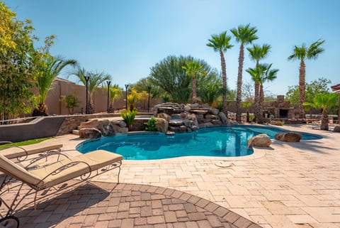 Sleeps 25 • Heated Pool and Spa • Pickleball Court