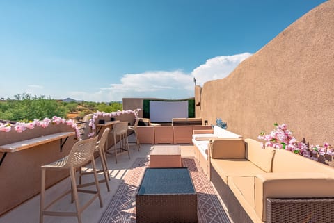 Sleeps 25 • Heated Pool and Spa • Pickleball Court