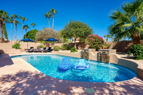 Upscale Phoenix Abode: Walk to South Mountain Park