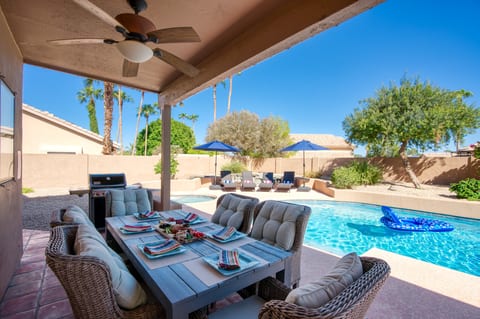 Upscale Phoenix Abode: Walk to South Mountain Park