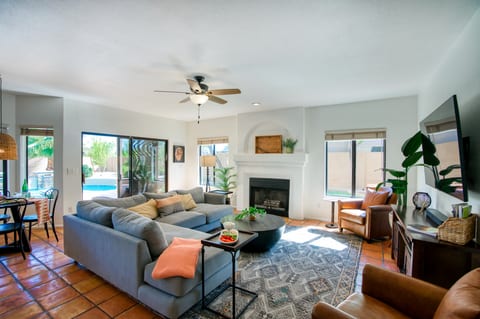 Upscale Phoenix Abode: Walk to South Mountain Park