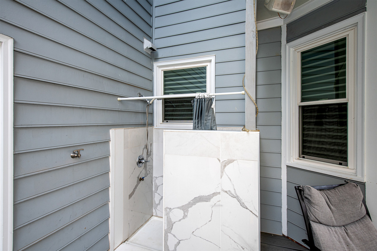 3br-charlotte-escape:-pool-hot-tub-and-theater/