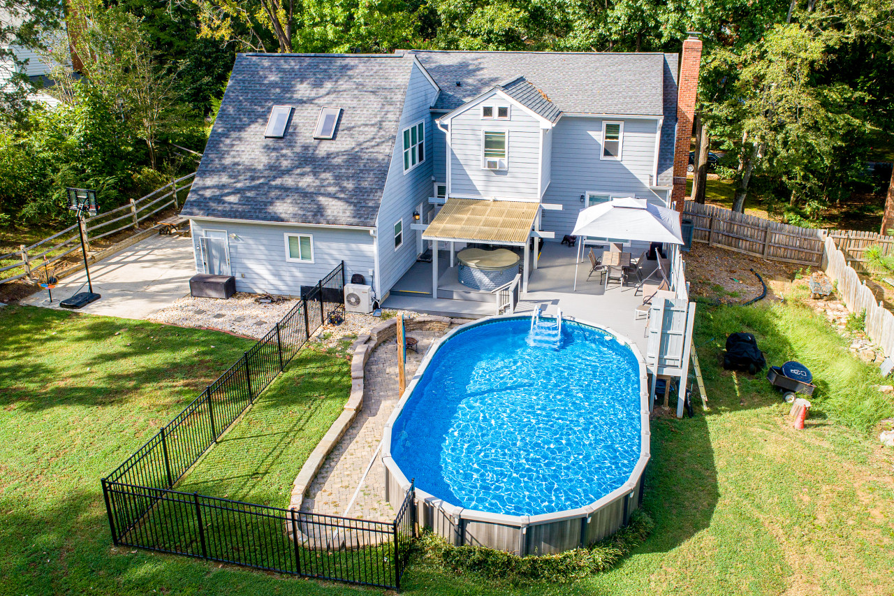3br-charlotte-escape:-pool-hot-tub-and-theater/
