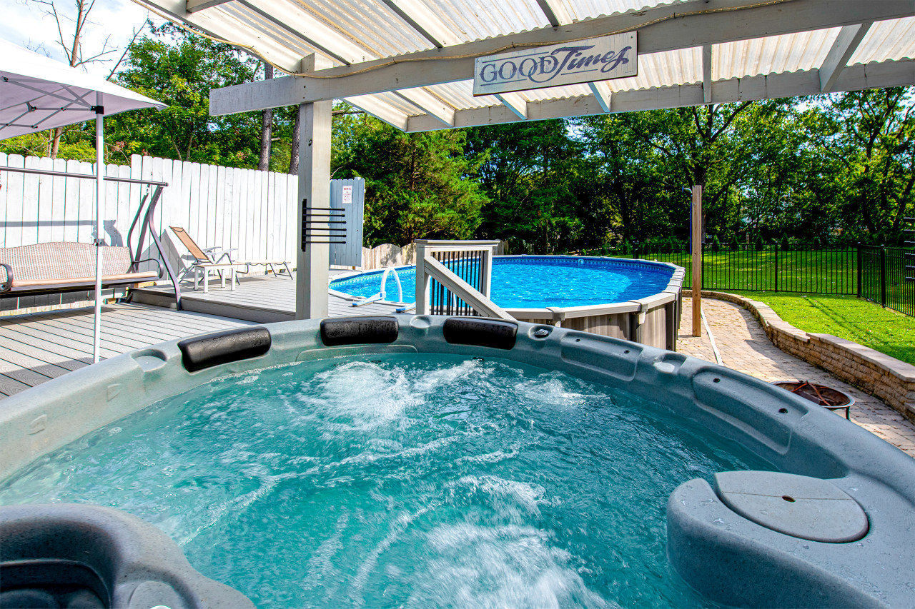 3br-charlotte-escape:-pool-hot-tub-and-theater/