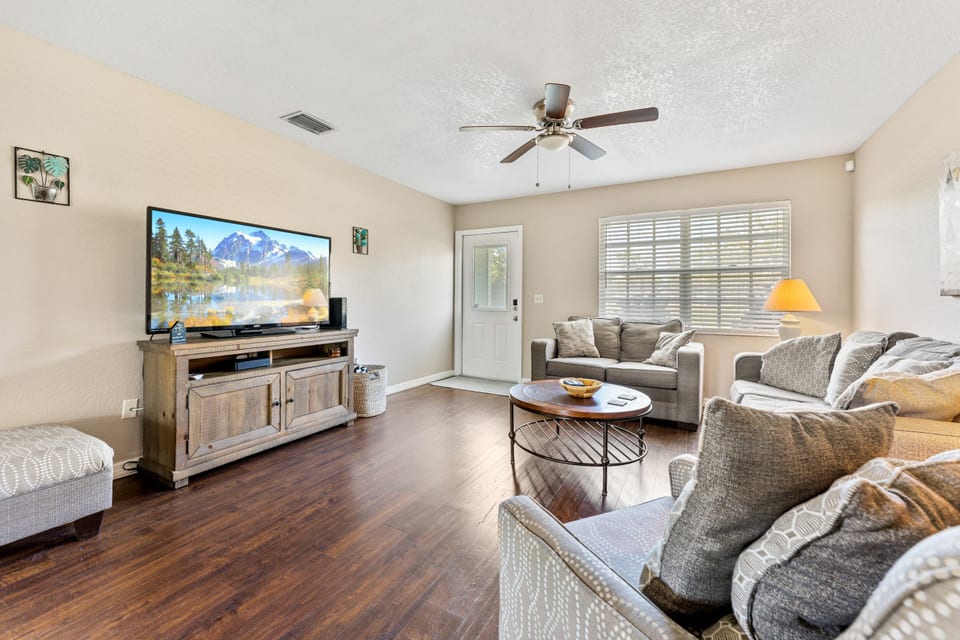 3BR Coastal Escape Near Beaches, Golf & Shops - North Port