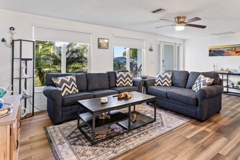Englewood Escape: 3BR Water-Front with Pool