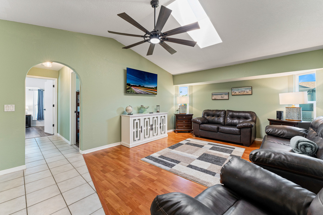 3BR Coastal Oasis: Waterfront Home with Pool - Port Charlotte