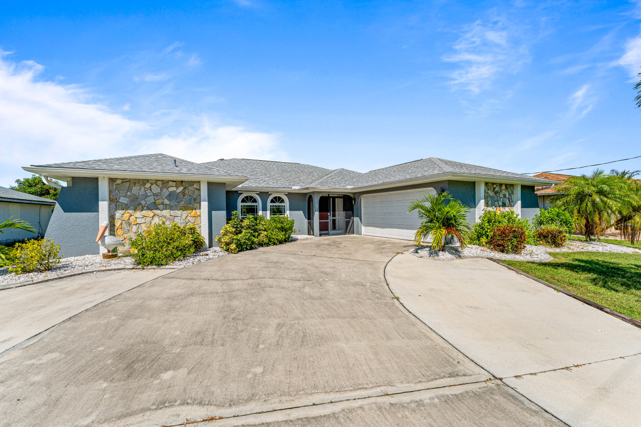 3BR Coastal Oasis: Waterfront Home with Pool - Port Charlotte