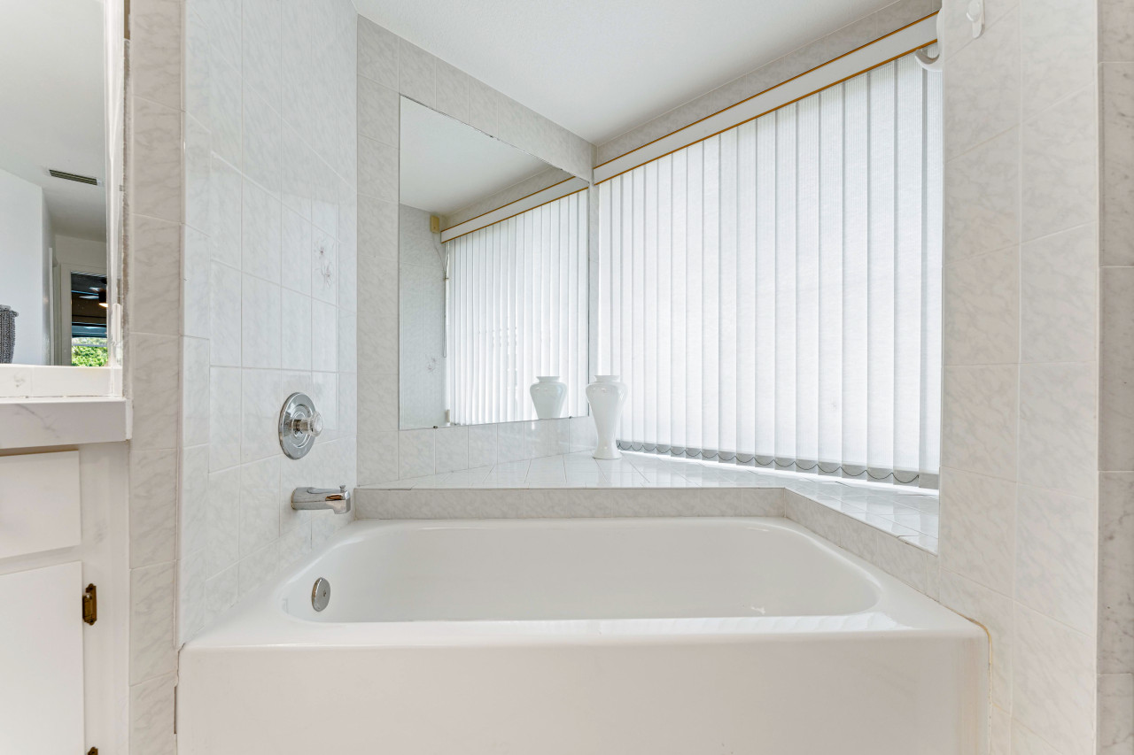 3BR Coastal Oasis: Waterfront Home with Pool - Port Charlotte