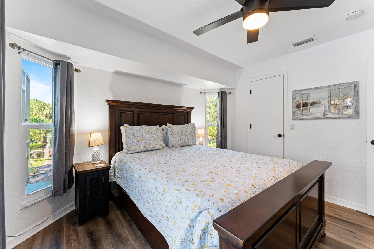 3BR Coastal Oasis: Waterfront Home with Pool - Port Charlotte