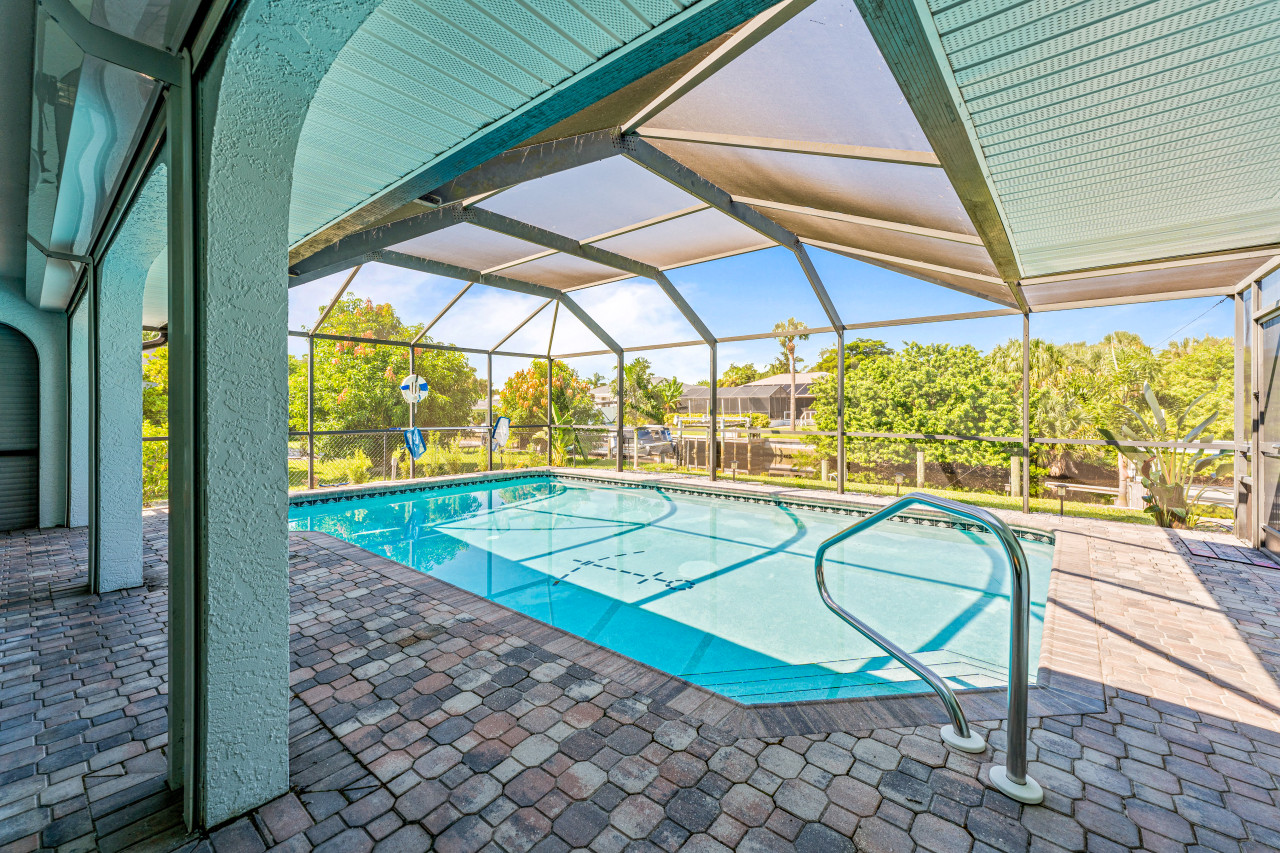 3BR Coastal Oasis: Waterfront Home with Pool - Port Charlotte