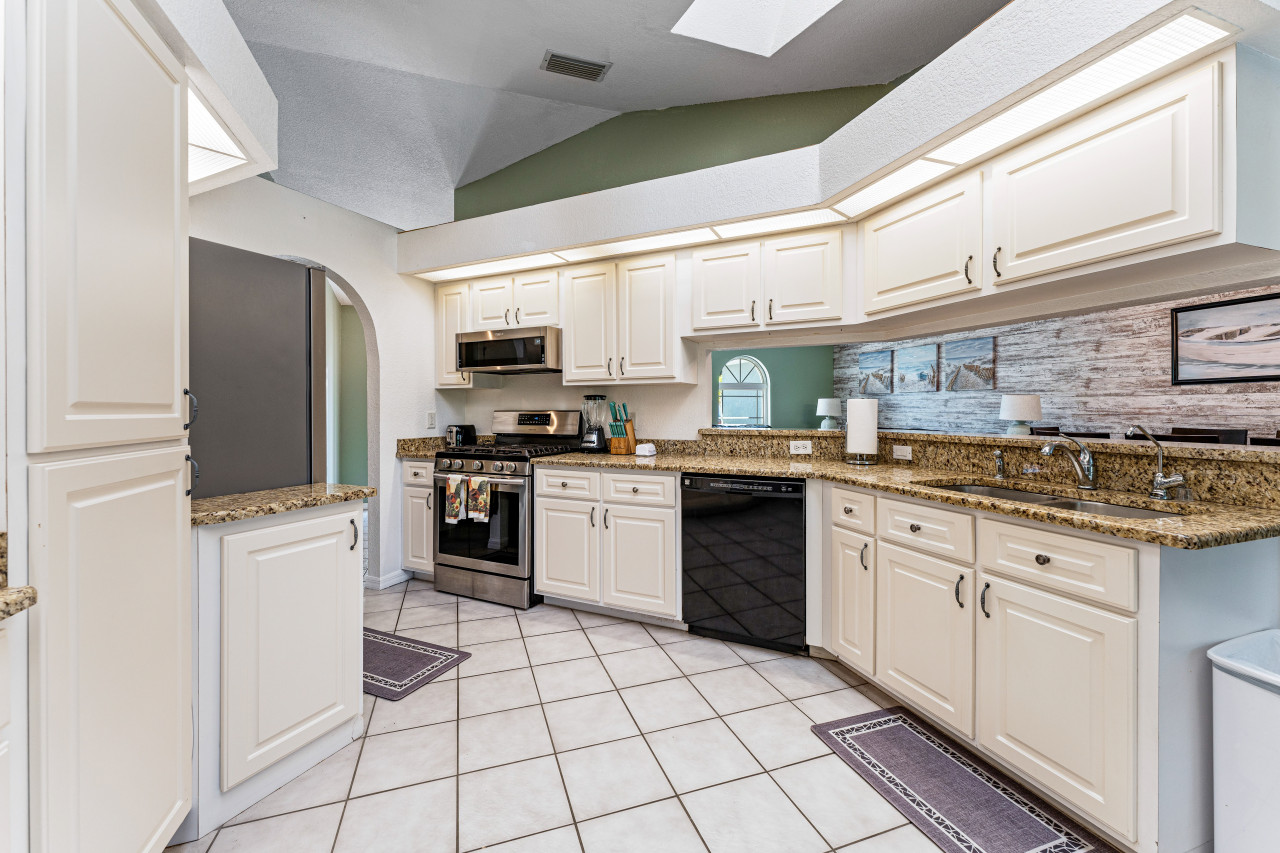 3BR Coastal Oasis: Waterfront Home with Pool - Port Charlotte